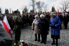 7.-skladanie-wiazanki-p-przedstawiciele-Zwiazku-Sybirakow