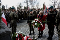 8.-skladanie-wiazanki-przedstawiciel-Stowarzyszenia-Pamieci-Zeslanych-na-Sybir